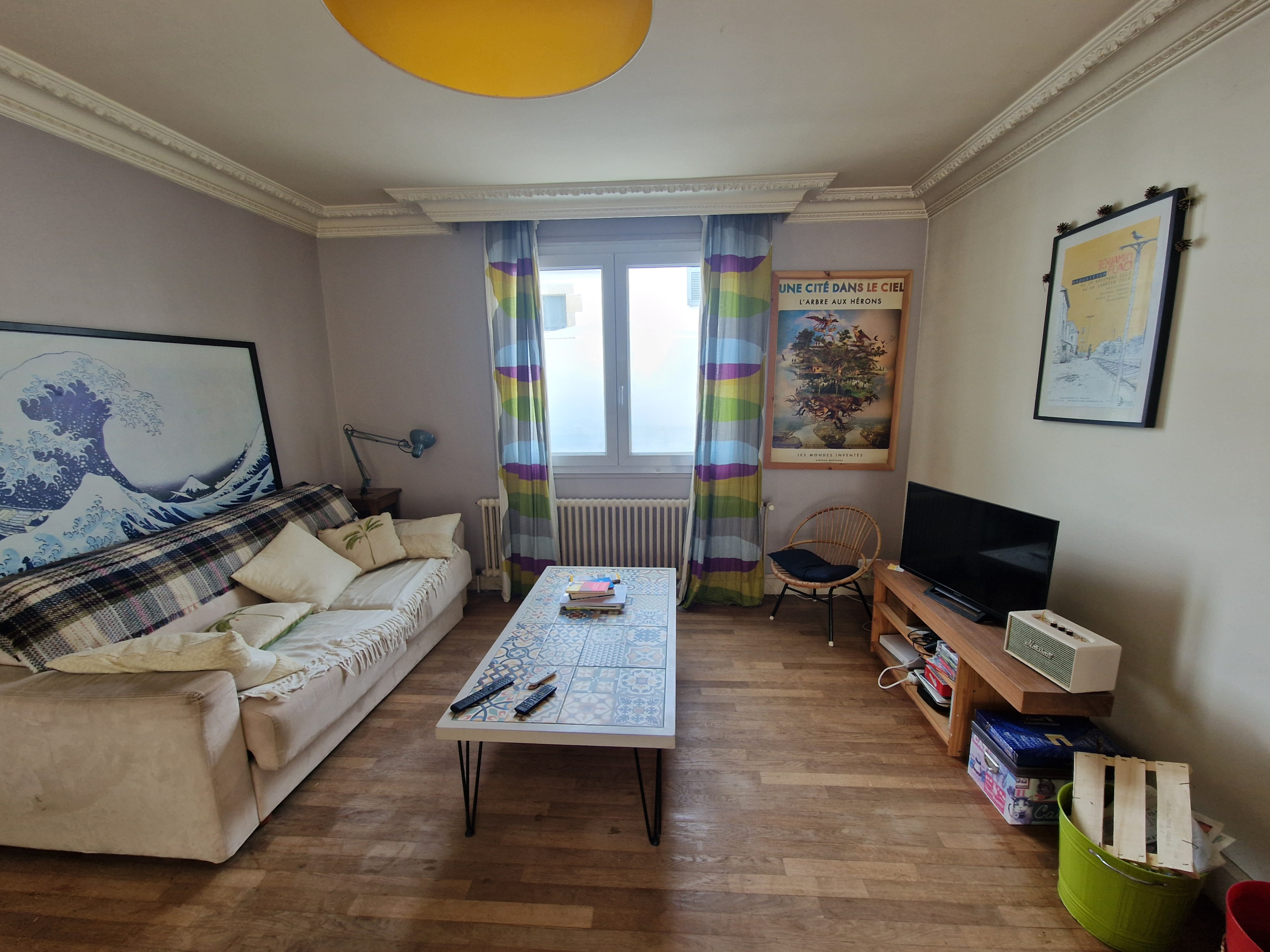 Salon chaleureux ouvert sur la terrasse