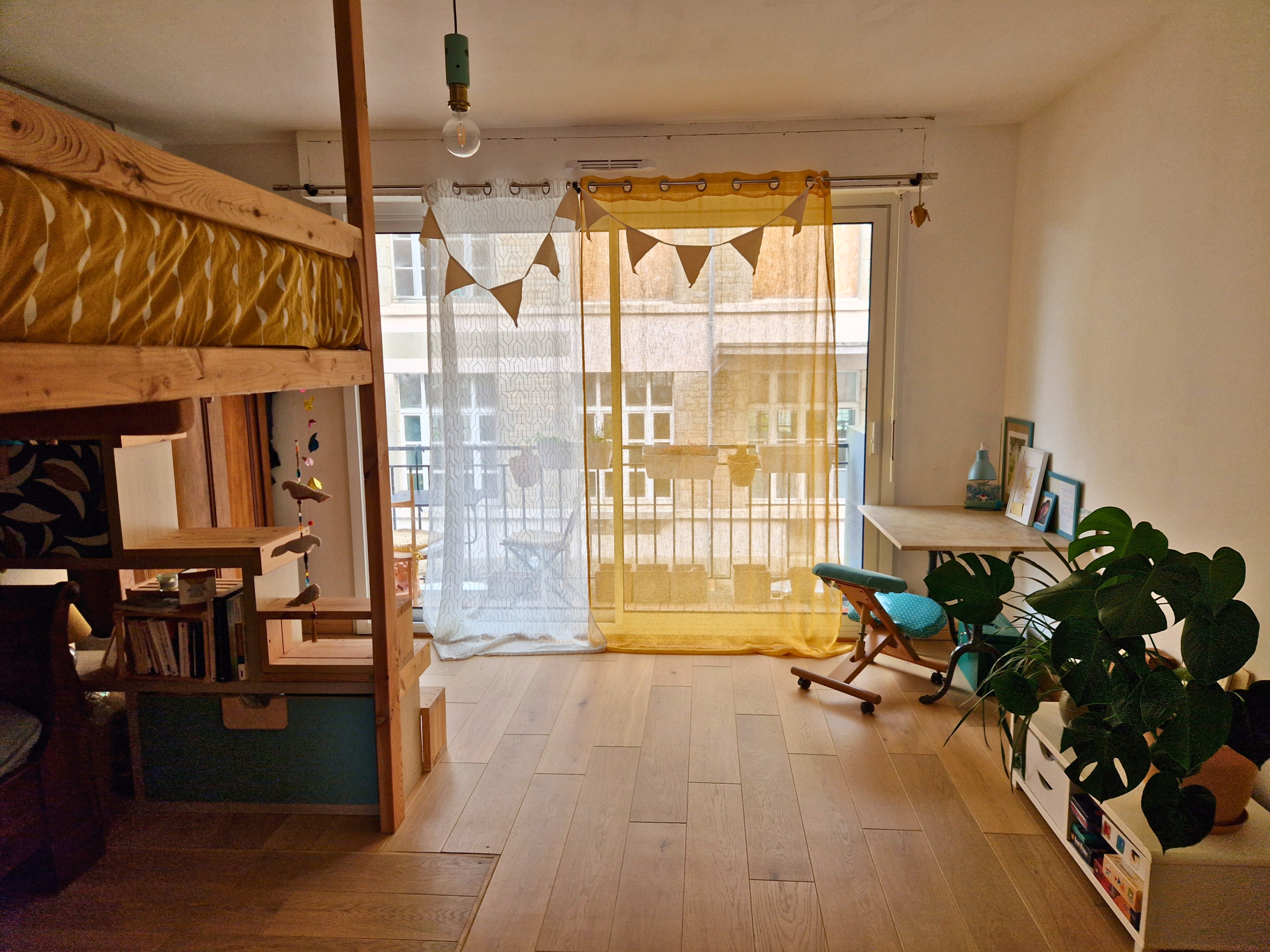 Pièce de vie lumineuse avec accès au balcon en centre-ville de Douarnenez.