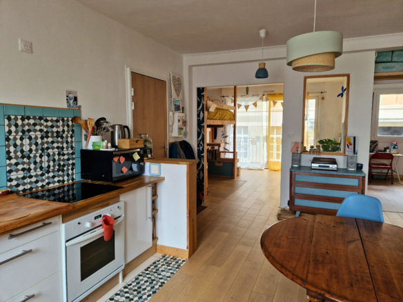 Cuisine aménagée et équipée ouverte sur le séjour.