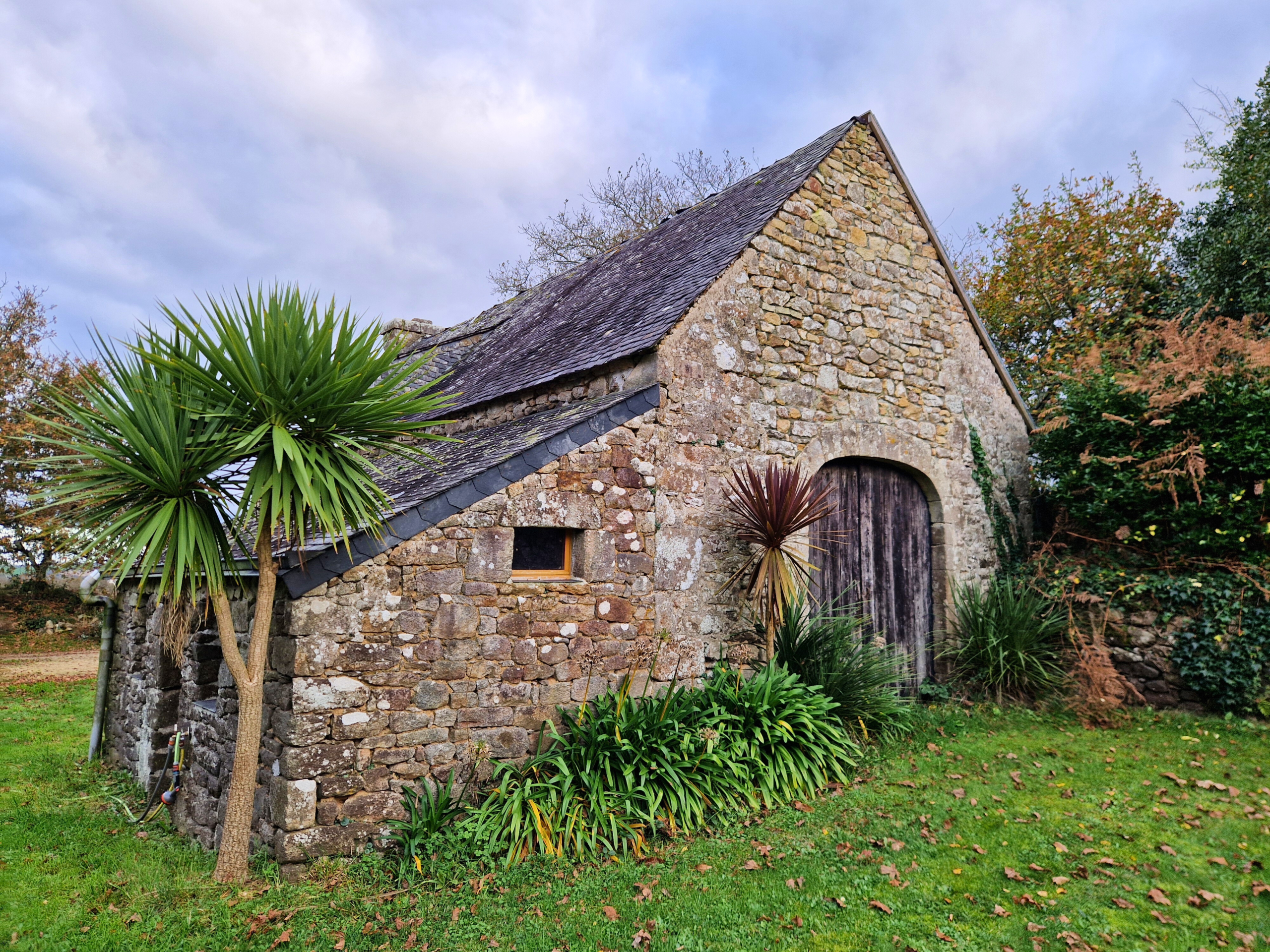 Grange en pierre avec arche du 17ème siècle, Pouldergat