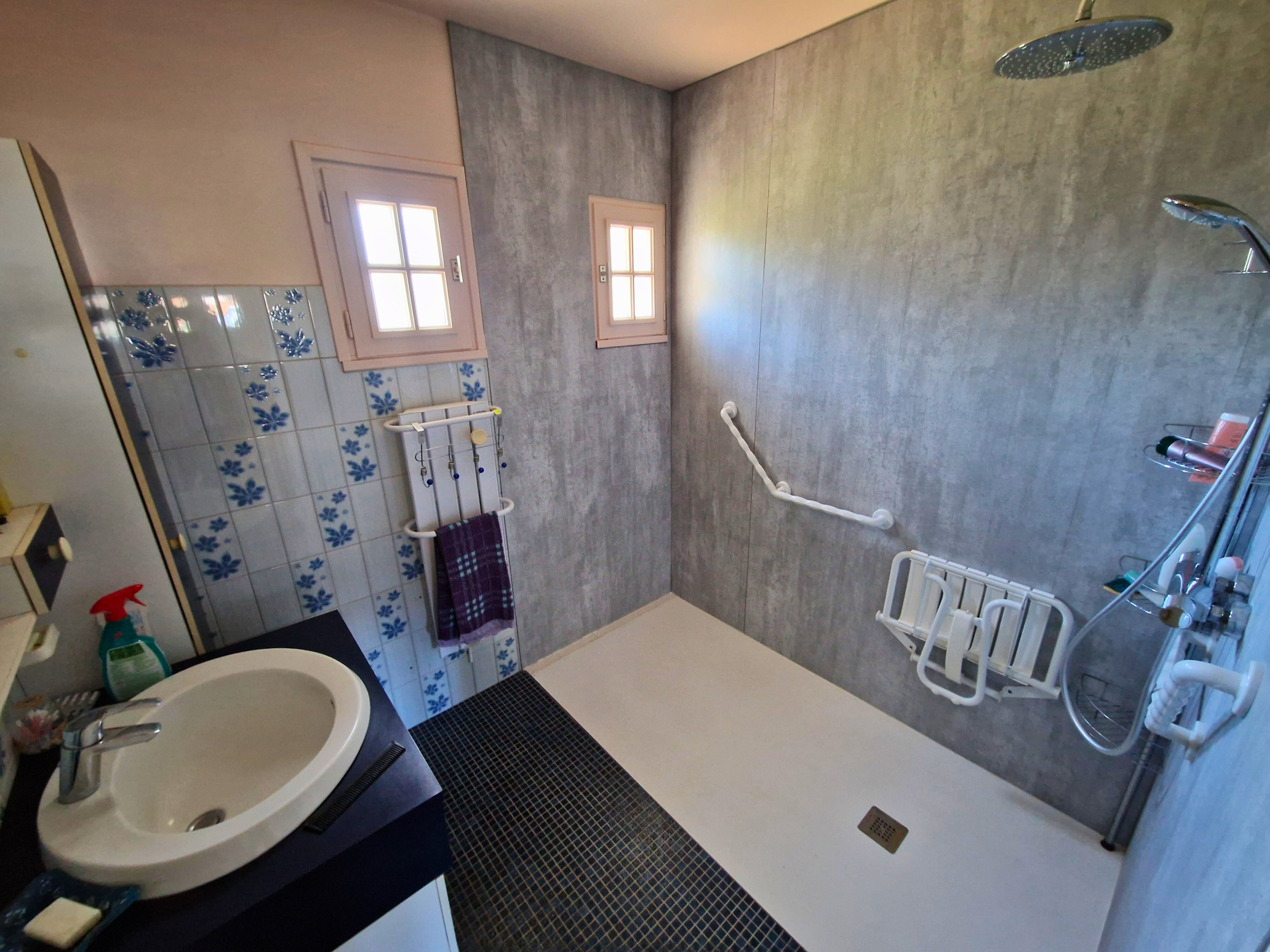 Salle d’eau salle d'eau rénovée maison à poullan