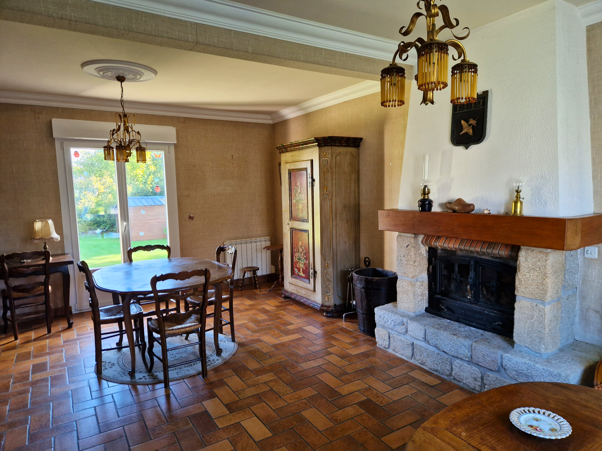 Salon séjour avec cheminée d'une maison à poullan sur mer