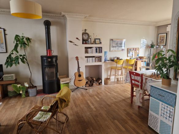 Séjour lumineux exposé sud avec poêle à bois