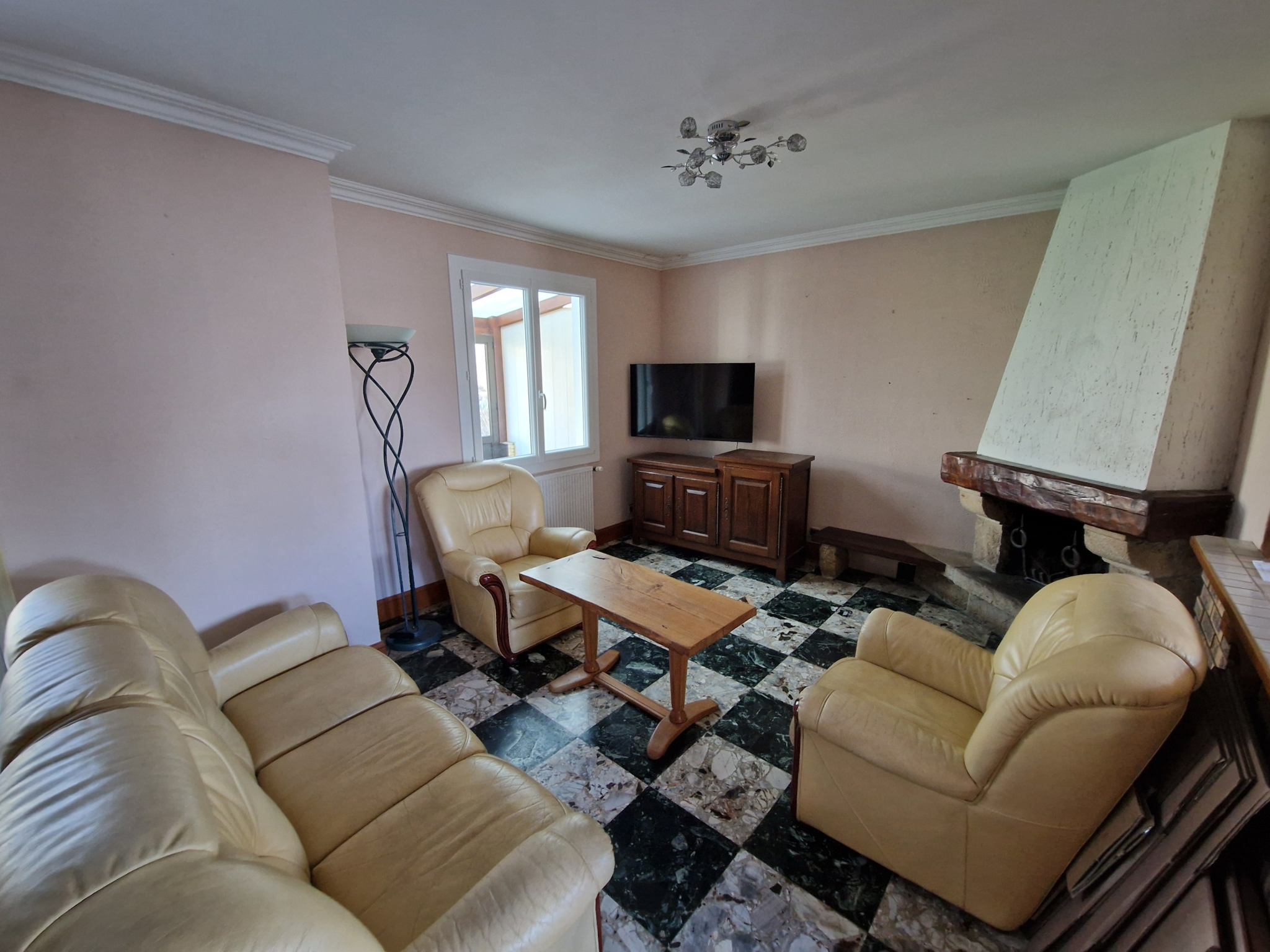 Salon Salon séjour avec cheminée maison Poullan-sur-Mer