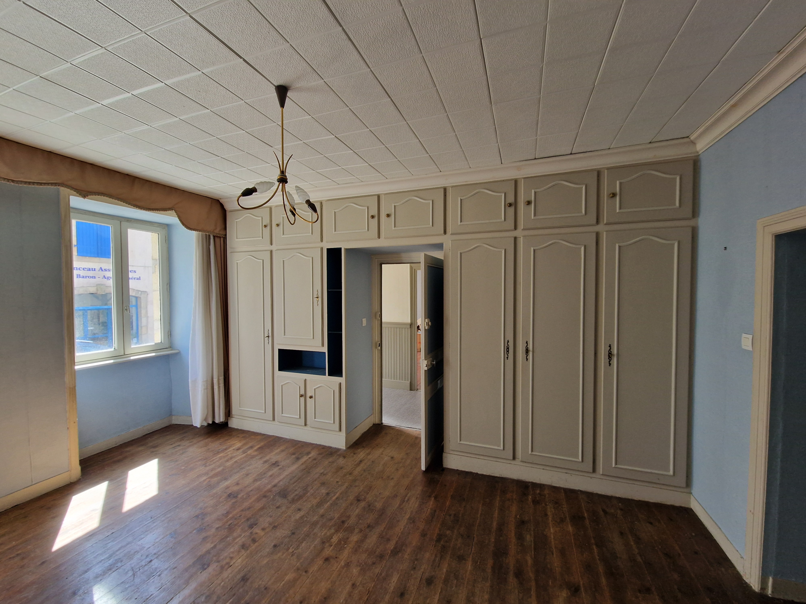 Pièce de vie lumineuse dans appartement ancien à Douarnenez Port Rhu.