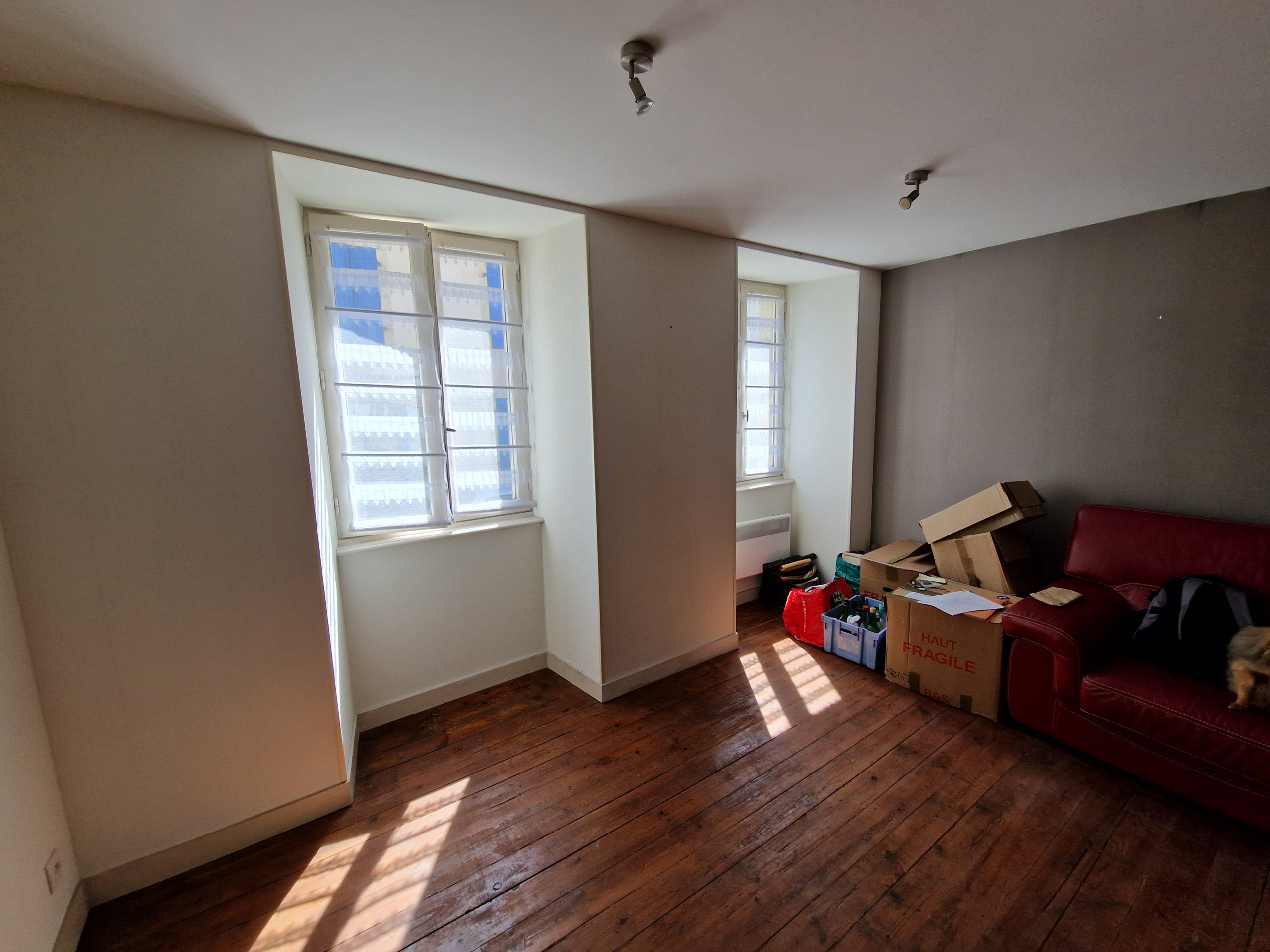 Appartement en rez-de-chaussée à Douarnenez centre-ville avec potentiel d’aménagement.