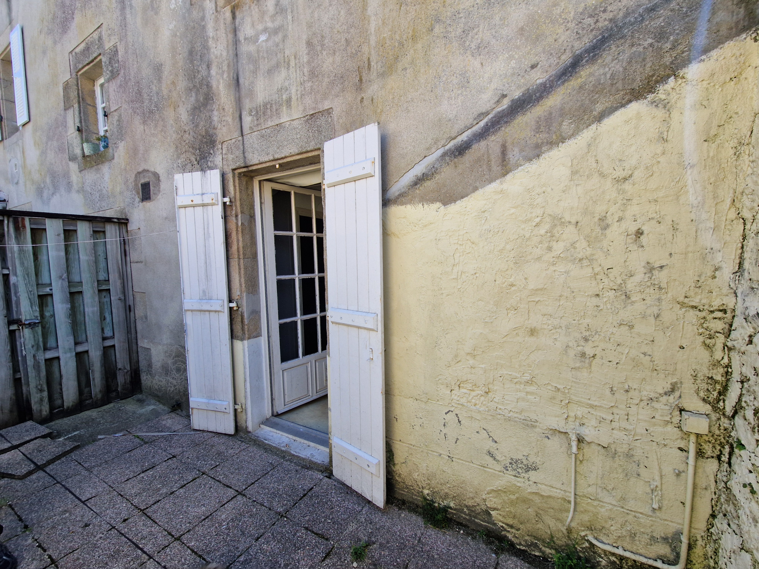 Petite cour privative rare en centre-ville de Douarnenez.