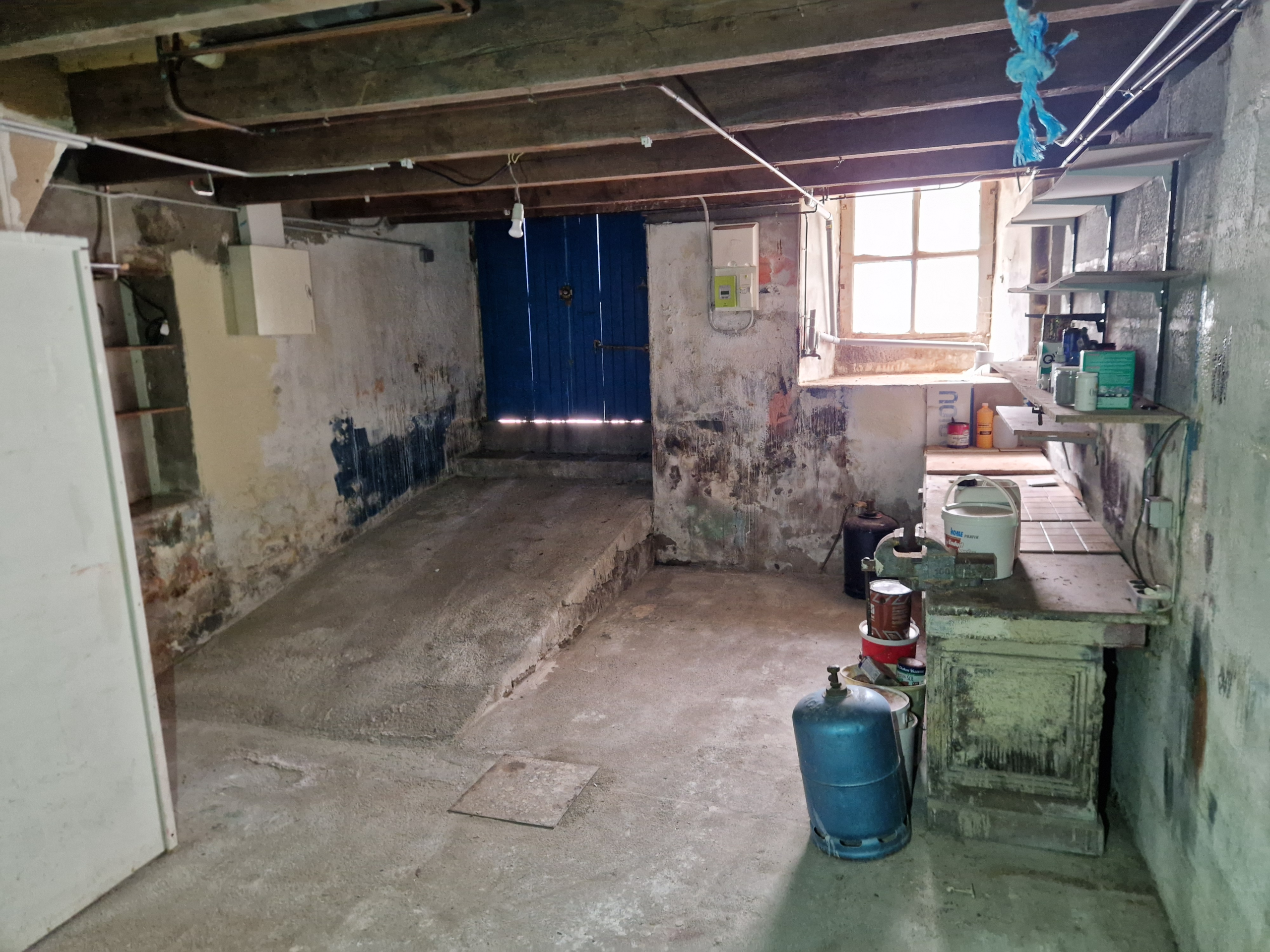 Accès direct à la cave depuis l’appartement à Douarnenez.