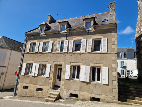 Façade en pierre d’immeuble ancien au Port Rhu à Douarnenez.