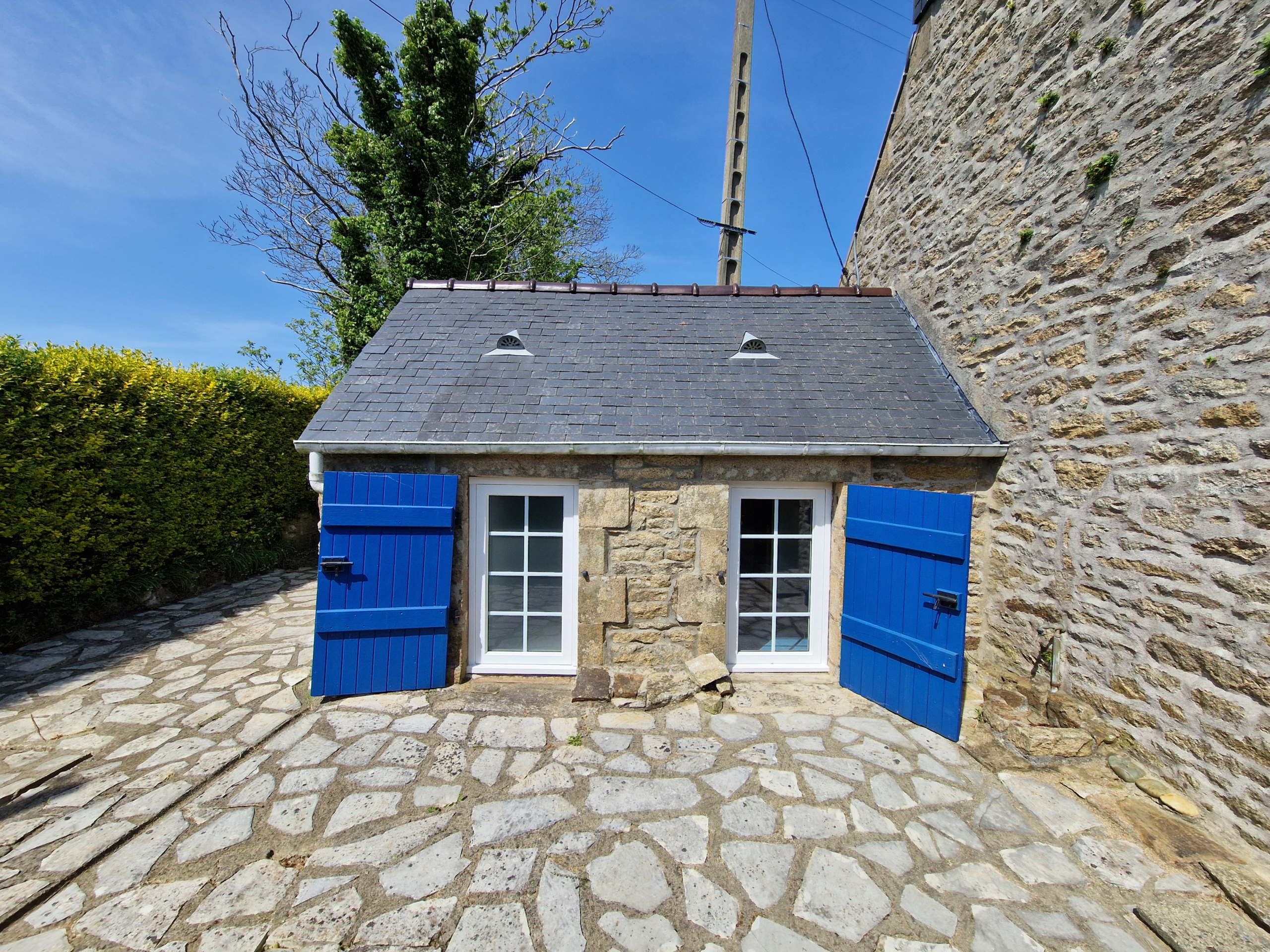 Façade de maison en pierres à Poullan-sur-Mer