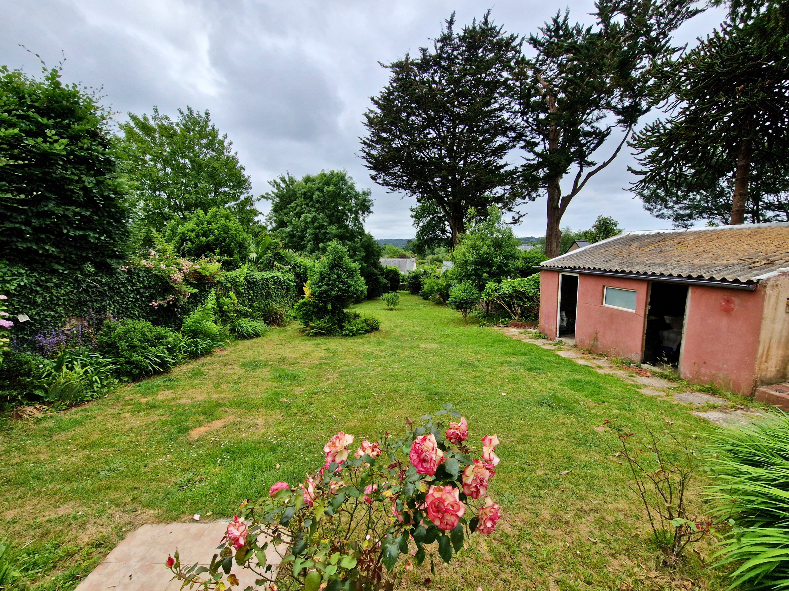 Vue dégagée jardin maison familiale