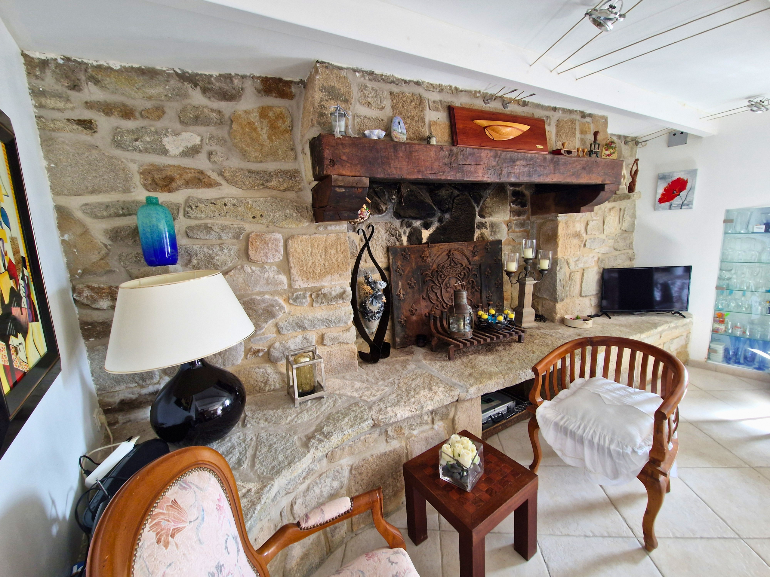 Cheminée ancienne Un séjour accueillant au cœur d'une maison pleine de cachet.
