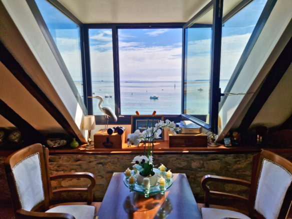 Vue dégagée sur le Raz de Sein depuis la maison.