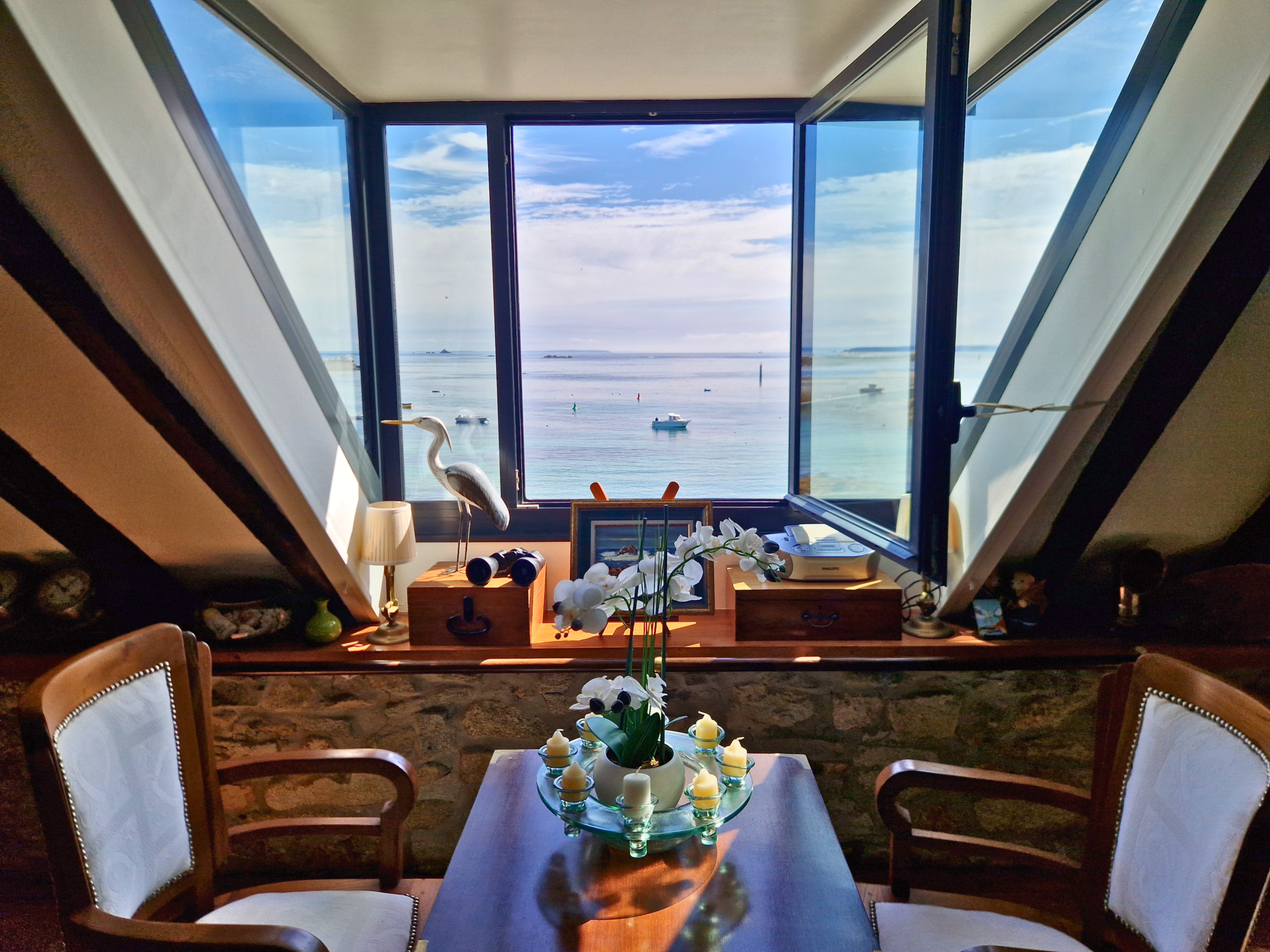 Lucarne vue mer Vue dégagée sur le Raz de Sein depuis la maison.