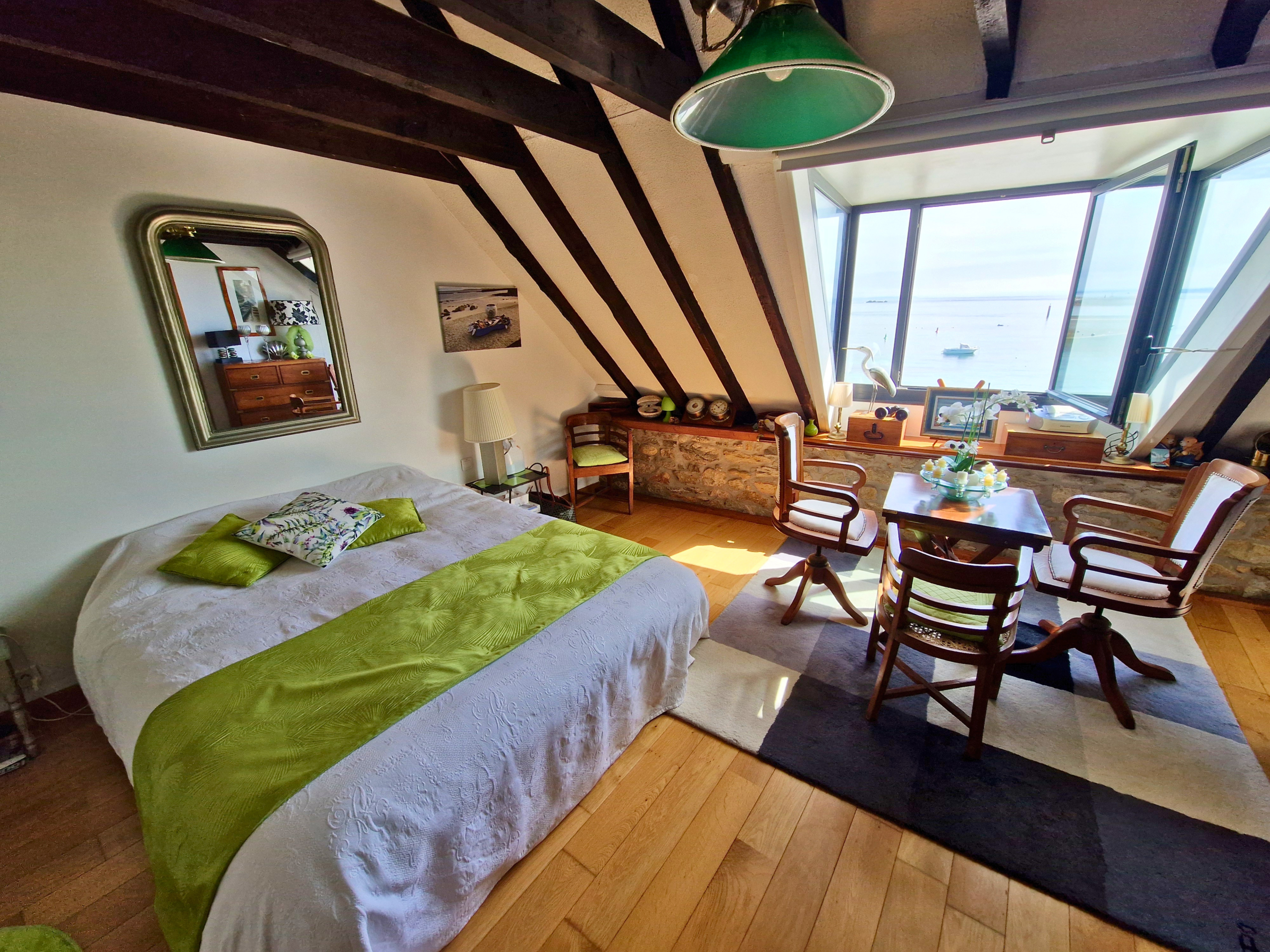 Suite parentale Une superbe suite occupant tout le dernier étage avec une vue panoramique.