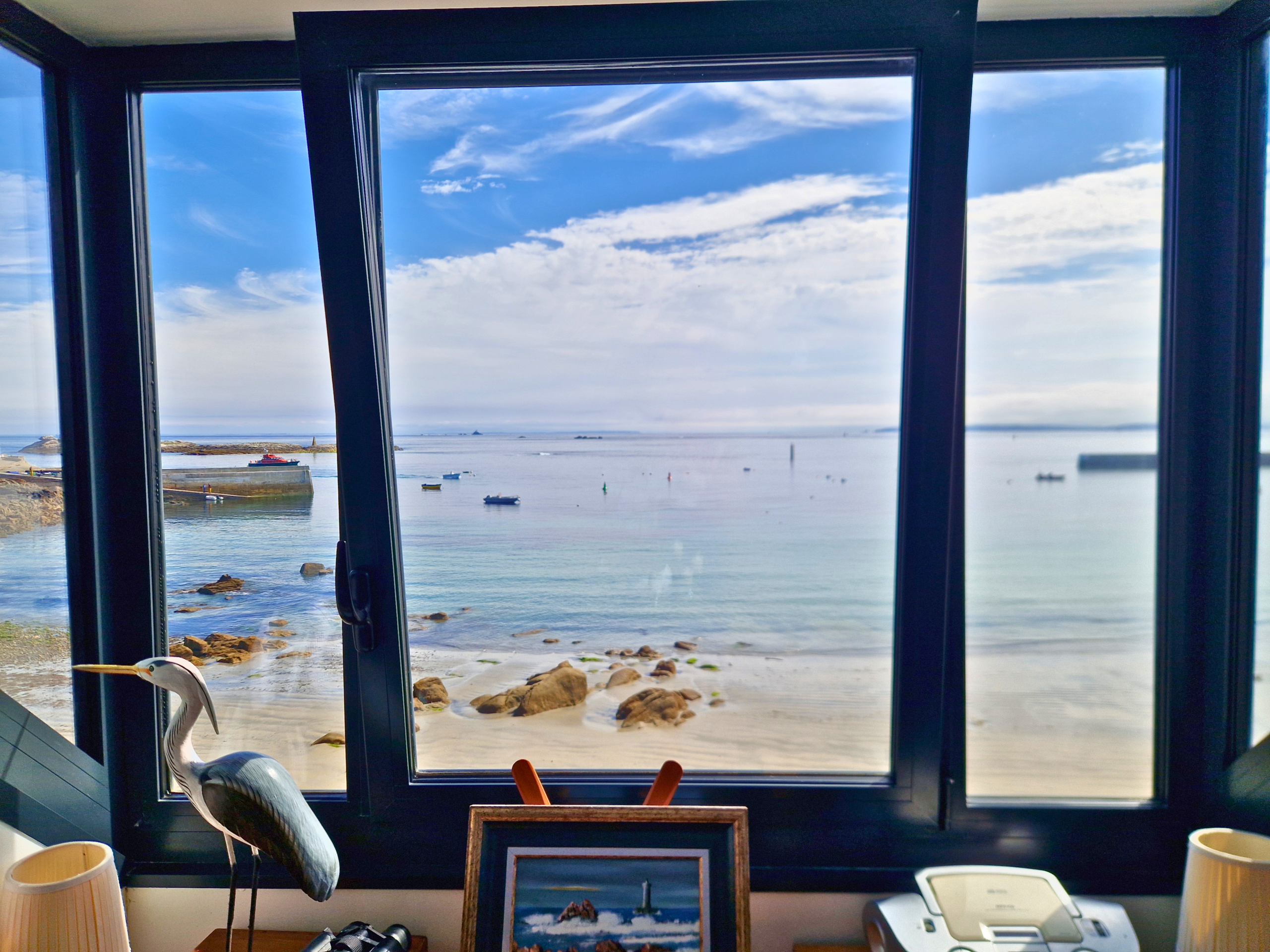 Vue mer et port bretagne Chaque jour offre un spectacle différent sur la mer d'Iroise.