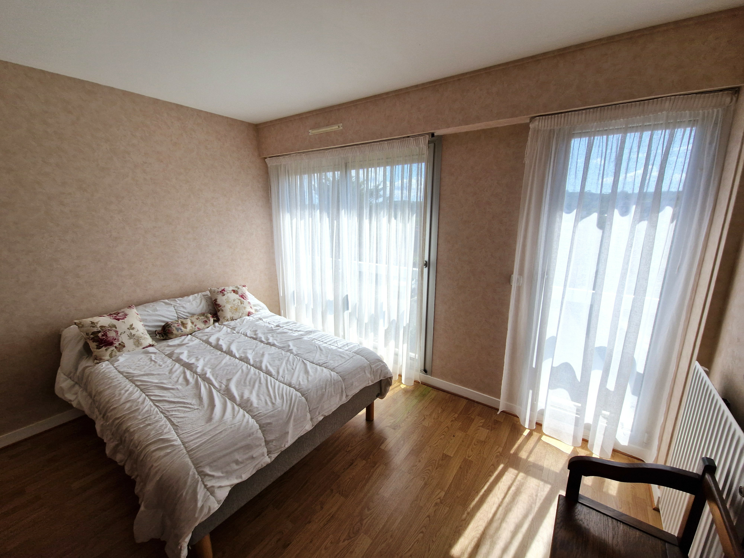 20260821_150257 Chambre lumineuse appartement Tréboul