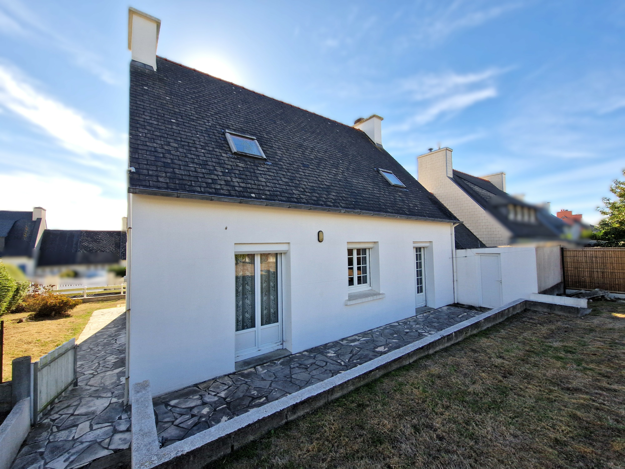 Façade d’une maison à vendre à Poullan-sur-Mer