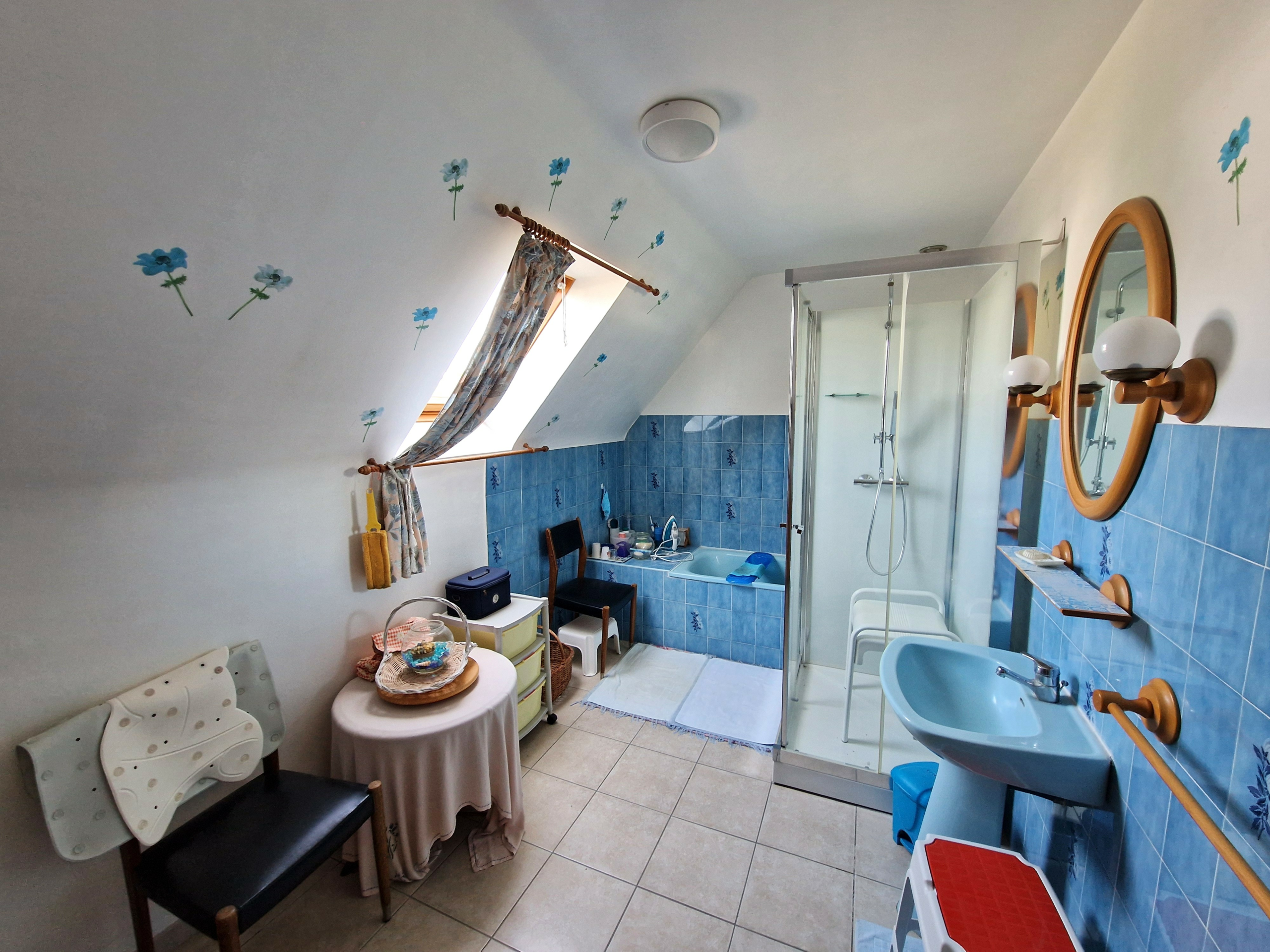 Grande salle de bains à l’étage