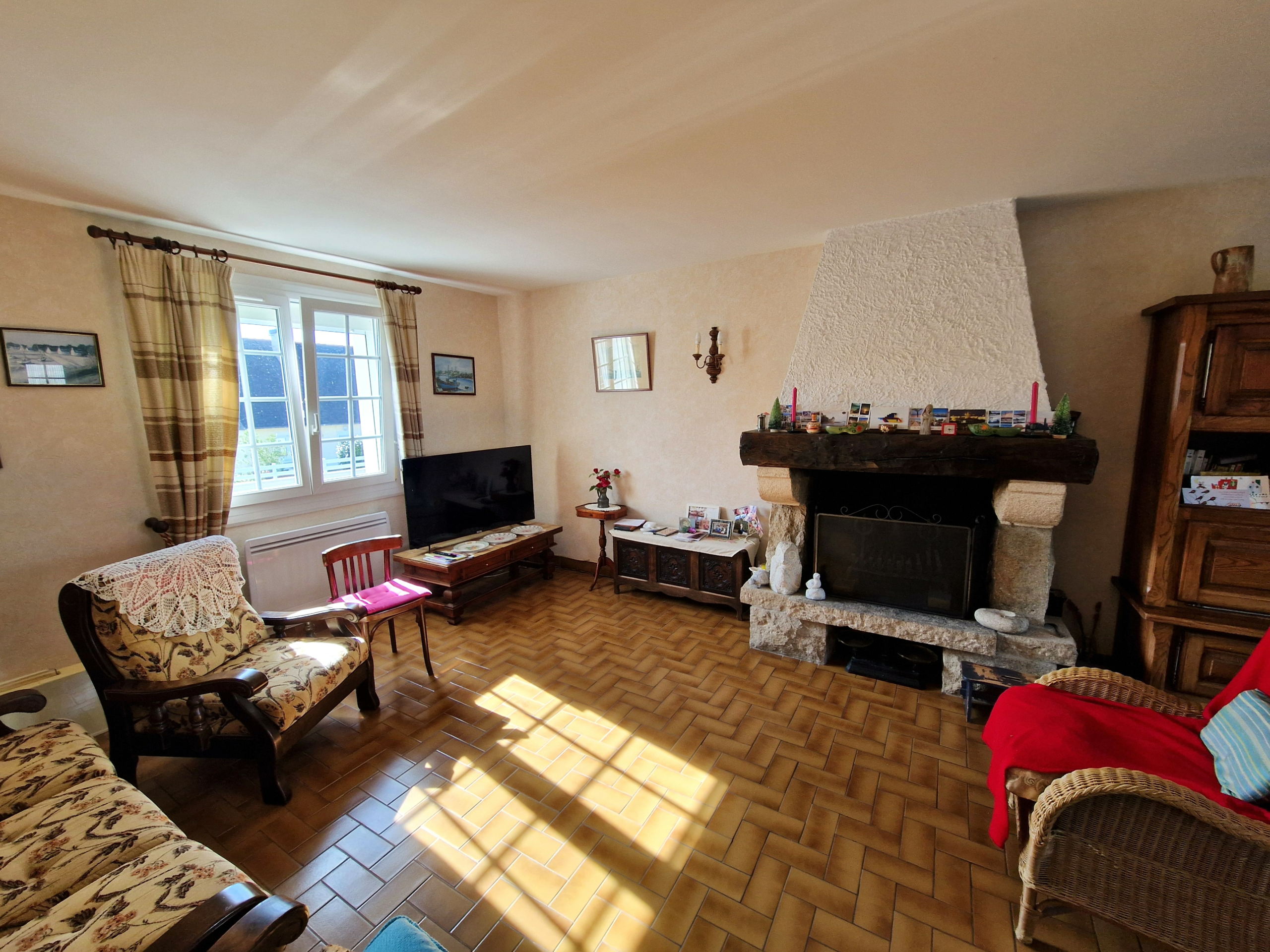 Salon-séjour avec cheminée d’une maison à Poullan-sur-Mer